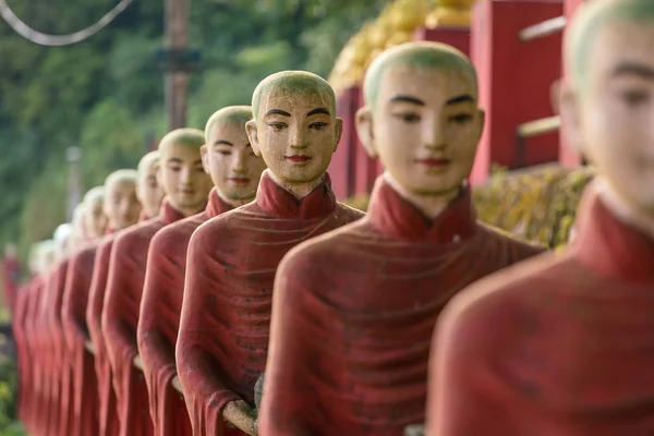 Buddyjscy Mnisi Kamienne Posągi Wiersz Kaw Thaung Jaskini Hpa Myanmar — Zdjęcie stockowe