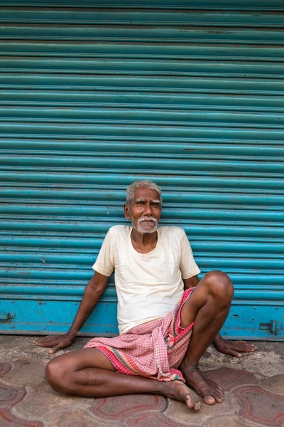 コルカタ インド 2017 古い男コルカタ インドの青いシャッター近くに座って — ストック写真