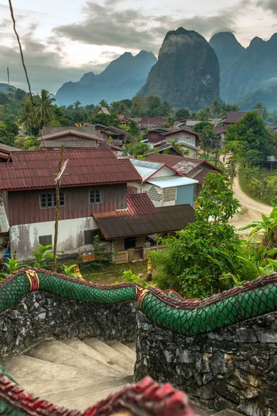 Traditionelles Laotisches Dorf Mit Tempeltreppe Und Bergkulisse Der Nähe Von — Stockfoto