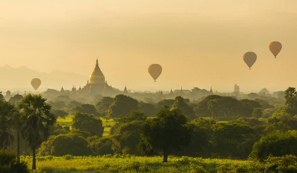气球在佛教寺庙在缅甸蒲甘的日出 — 图库照片