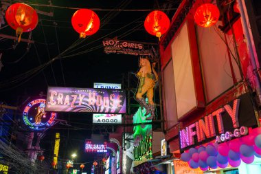 Pattaya, Tayland-6 Mart 2017: neon işaretleri ile gece süre boyunca street yürüyüş