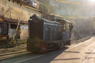 Darjeeling, Hindistan - 18 Nisan 2017: Darjeeling Himalaya demiryolu, ünlü turistik, UNESCO Dünya Miras Listesi 
