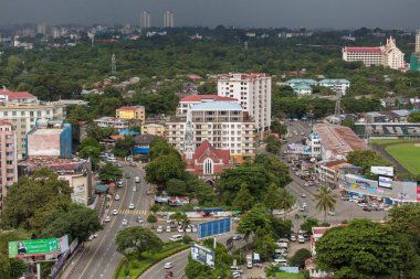 Arka planda, Burma ağaçları ile Yangon şehrin havadan görünümü