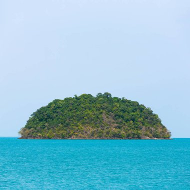 Su yüzeyi ıssız tropikal ada Tayland ile