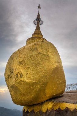 Kyaikhtiyo pagoda, altın rock Myanmar düşük açılı görünümü