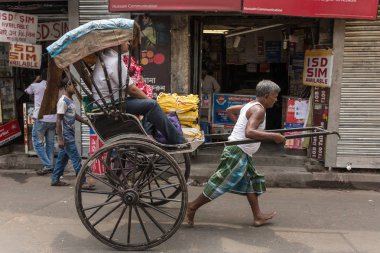 Kolkata, Hindistan - 5 Nisan 2017: Sokakta çalışan geleneksel el çekti Hint çekçek sürücüsü 