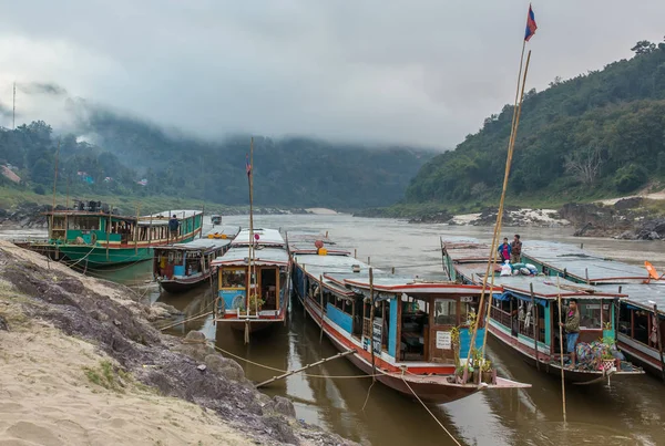 Barcos Amarrados Río Mekong Con Niebla Sobre Las Montañas Fondo —  Fotos de Stock