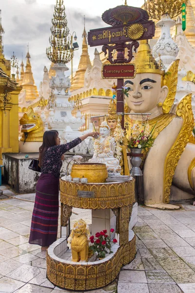 Yangón Myanmar Septiembre 2016 Mujer Birmana Vertiendo Agua Sobre Estatua —  Fotos de Stock