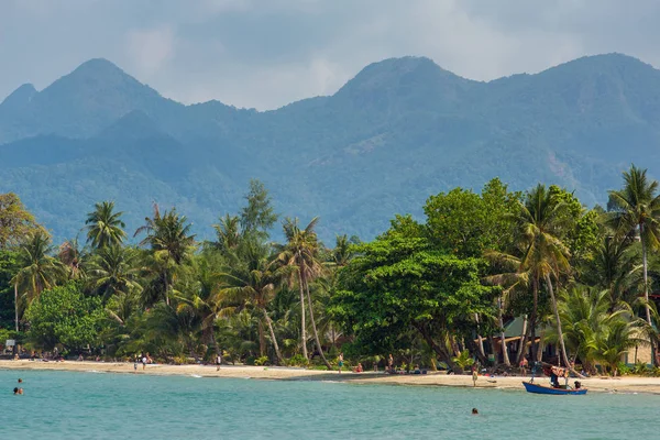 Touristen Ruhen Sich Wunderschönen Tropischen Strand Auf Der Insel Koh — Stockfoto