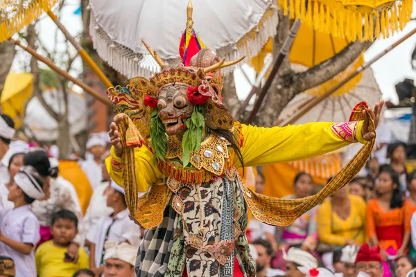 巴厘岛 印度尼西亚 2016年9月17日 巴厘岛男子表演在传统的面具在 Galungan 庆祝在巴厘 巴里岛 — 图库照片
