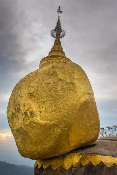 Vista Ángulo Bajo Pagoda Kyaikhtiyo Roca Dorada Myanmar — Foto de Stock