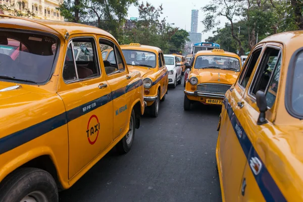 Taxis Jaunes Conduisant Dans Les Rues Kolkata Avec Des Bâtiments — Photo