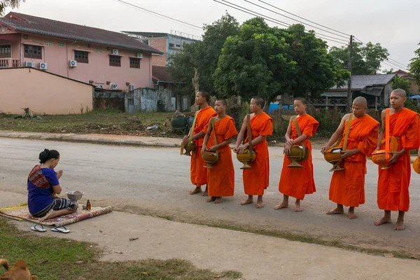 Vang Vieng Laos Enero 2017 Los Monjes Budistas Recogen Limosnas —  Fotos de Stock