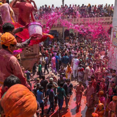Nandgaon, Hindistan - 18 Mart 2016: bayram Nandgaon, Uttar Pradesh, Hindistan insanlar kutlamak.