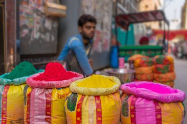 Vrindavan, Hindistan - 19 Mart 2016: Holi festival Hindistan için kullanılan renkli toz boya satış kimliği belirsiz adam
