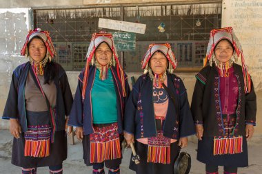 Chiang Rai, Tayland - 8 Şubat 2017: Geleneksel giysiler ve Kuzey Tayland Akha hilltribe köyde gümüş takı ile tanımlanamayan bir Akha kadın portresi