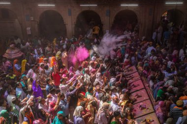 Vrindavan, Hindistan - 19 Mart 2016: Hindistan bayram kutlama Vrindavan, Uttar Pradesh, Hindistan Hindu Banke Bihare tapınağında Holi Festivali için kullanılan kimliği belirsiz Satıyoruz renkli toz boyalar.