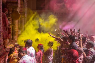 Vrindavan, Hindistan - 22 Mart 2016: Vrindavan, Uttar Pradesh, Hindistan Hindu Banke Bihare tapınakta bayram kutlama.
