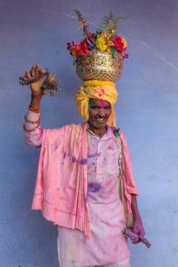 Nandgaon, Hindistan - 18 Mart 2016: Yüz olan kimliği belirsiz bir adam portresi Nandgaon, Uttar Pradesh, Hindistan bayram kutlama sırasında renkleri ile bulaşmış.