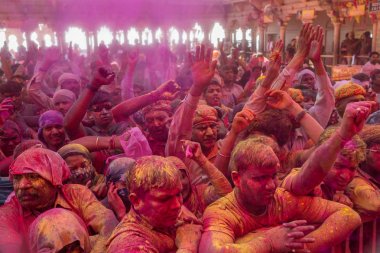 Barsana, Hindistan - 17 Mart 2016: Hindu adanmışlar Barsana köyünde, Uttar Pradesh, Hindistan Lathmar bayram kutlamak.