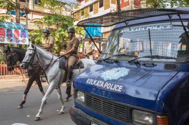 Kolkata, Hindistan - 3 Nisan 2017: şehir merkezinde Kolkata, Batı Bengal, Hindistan sokakları devriye at atlı polis.