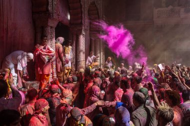 Vrindavan, Hindistan - 22 Mart 2016: Vrindavan, Uttar Pradesh, Hindistan Hindu Banke Bihare tapınakta bayram kutlama.