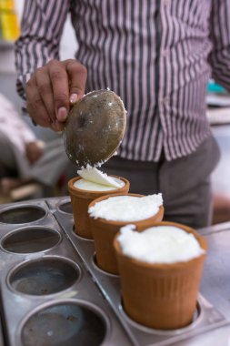 Hint popüler süt içecek yoğurt, şeker ve su Vrindavan, Utar Pradesh, Hindistan sokak mağazasında satılan Lassi yapılmış