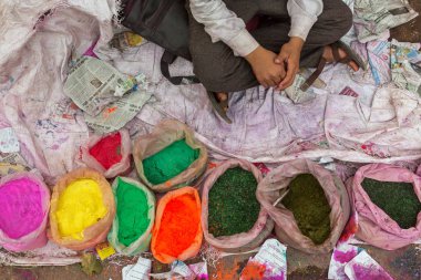 Vrindavan, Hindistan - 21 Mart 2016: Holi festival Hindistan için kullanılan renkli toz boya satış kimliği belirsiz adam