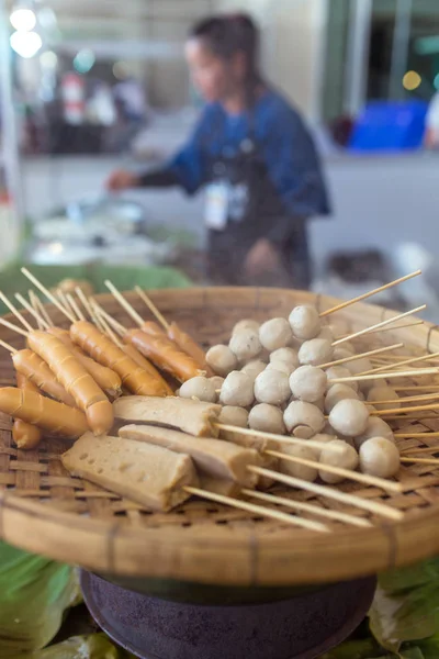 タイのおやつ 木製トレイ 蒸し肉団子 魚の団子 ソーセージ — ストック写真