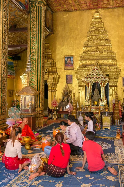 Vientiane Laos Stycznia 2017 Niezidentyfikowanych Osób Dokonywanie Ofiarowanie Świątyni Wat — Zdjęcie stockowe