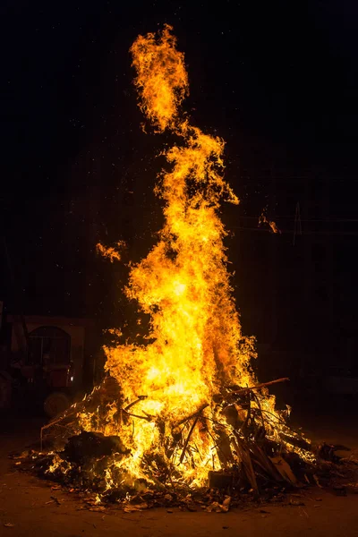 Primer Plano Gran Fuego Con Llamas Rojas Amarillas — Foto de Stock