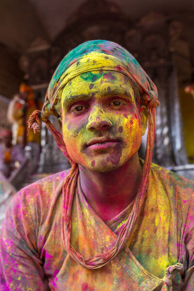 Нандгаон, Индия - 18 марта 2016 года: портрет неизвестного мужчины с раскрашенным лицом во время празднования Холи в Нандгаоне, штат Уттар-Прадеш, Индия
.