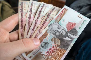 El mans Laos para tutan, kip banknotlar yakın çekim