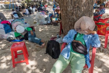Bali, Endonezya - 24 Ağustos 2016: sahilde gölgede kalan sahip kimliği belirsiz Balili Malaya peştemâli satıcılar.