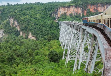 Ünlü viyadük Goteik Pyin Oo Okan ve Myanmar Hsipaw arasında geçen tren
