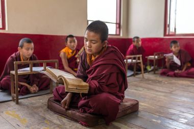 Gangtok, Hindistan - 3 Mayıs 2017: Tsuglakhang Manastırı Gangtok, Hindistan'da Budist keşişler acemi için ders