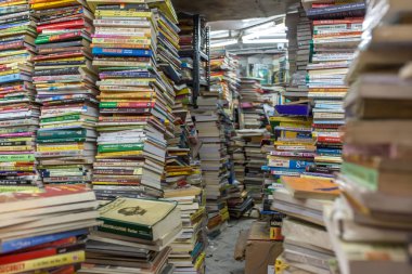 Kolkata, Hindistan - 1 Ağustos 2017: Kalküta, Hindistan kitapçıda kaotik sırada çok sayıda kitap.