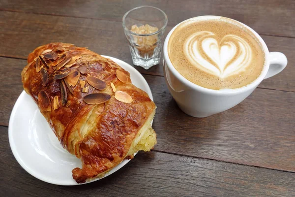 Combinação Perfeita Café Manhã Xícara Cappuccino Croissant Amêndoa Cozida Forno — Fotografia de Stock