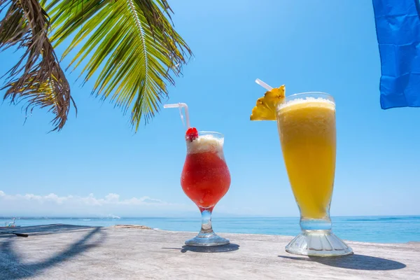 泰国热带海滩桌上的两杯异国情调鸡尾酒 — 图库照片