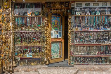 Manali, Hindistan - 26 Mayıs 2017: Geleneksel Hatıra Eşyası ve gümüş jewelleries Hint Dükkanı