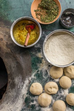 Tandır naan veya roti - Hint düz ekmek için malzemeler kil fırında pişmiş. Petrol, hamur, un ve baharatlar üst kısmında Tandır fırını