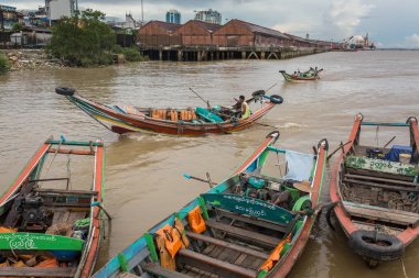 Yangon, Myanmar - 26 Eylül 2016: Geleneksel nehir taksi feribot teknelerle Yangon, Myanmar