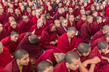 Dharamsala, Hindistan - 6 Haziran 2017: Rahipler ve Tibet halkının öğretileri onun yurdunda Dharamsala, Hindistan vererek onun kutsallık 14 Dalai Lama Tenzin Gyatso dinlerken.