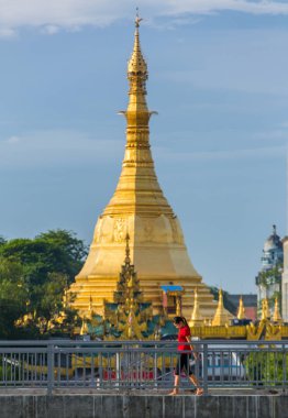 Yangon, Myanmar - 29 Eylül 2016: Sule pagoda Yangon, Myanmar