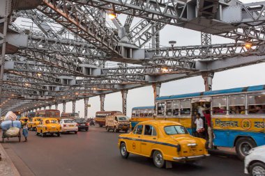 Kolkata, Hindistan - 6 Nisan 2017: Trafik Howrah bridge uygulamasında Kalküta, Batı Bengal, Hindistan