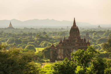 Antik pagodadan Bagan, Myanmar üzerinde güzel gündoğumu