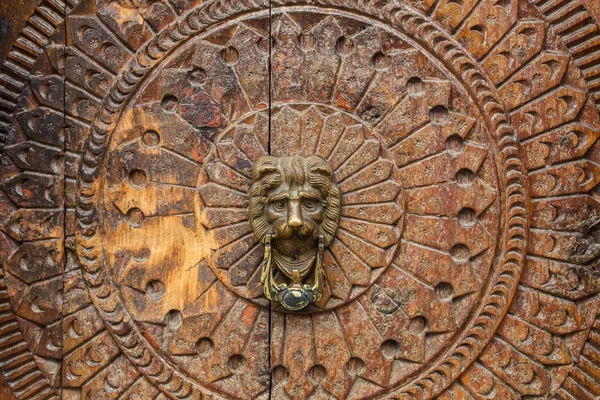 Tradycyjne Drewniane Rzeźbienia Drzwiach Budynku Miejscowości Vashisht Dolina Kullu Himachal — Zdjęcie stockowe