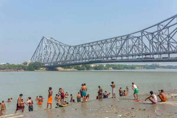 コルカタ インド 2017 正体不明のインド人入浴フーグリー川流域カルカッタ 西ベンガル州 インドの背景のハウラー橋で — ストック写真
