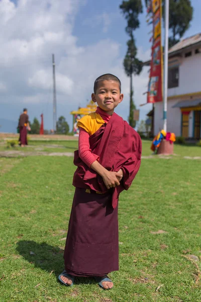 Pelling Indien April 2017 Unbekannter Junger Buddhistischer Novizenmönch Traditionellen Roten — Stockfoto