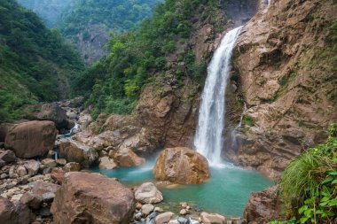 Gökkuşağı şelale: Meghalaya, kuzeydoğu Hindistan Nongriat köyü yakınlarında